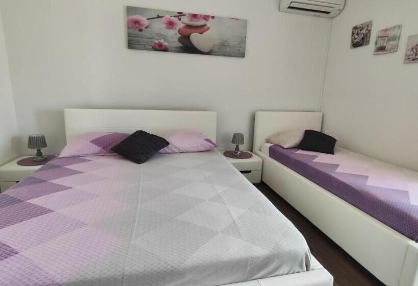 Pokój Trzyosobowy Standard z Balkonem, Viktor Rooms And Apartments