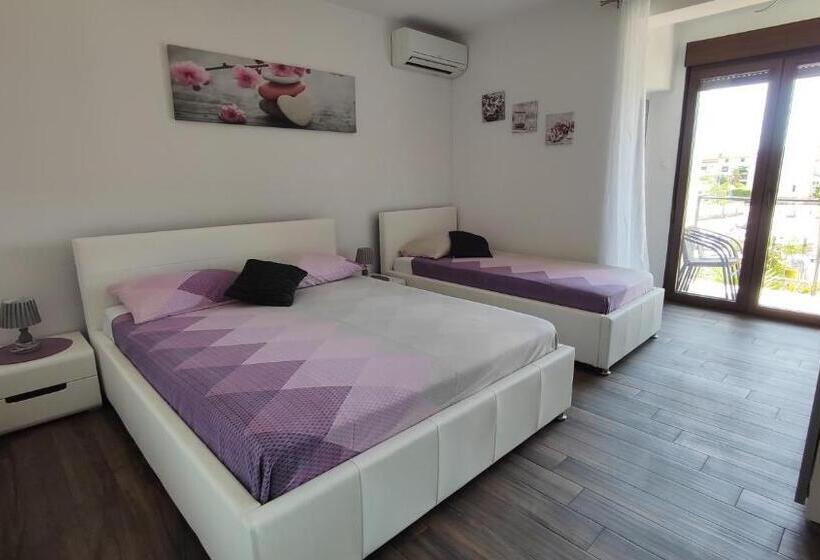 Pokój Trzyosobowy Standard z Balkonem, Viktor Rooms And Apartments