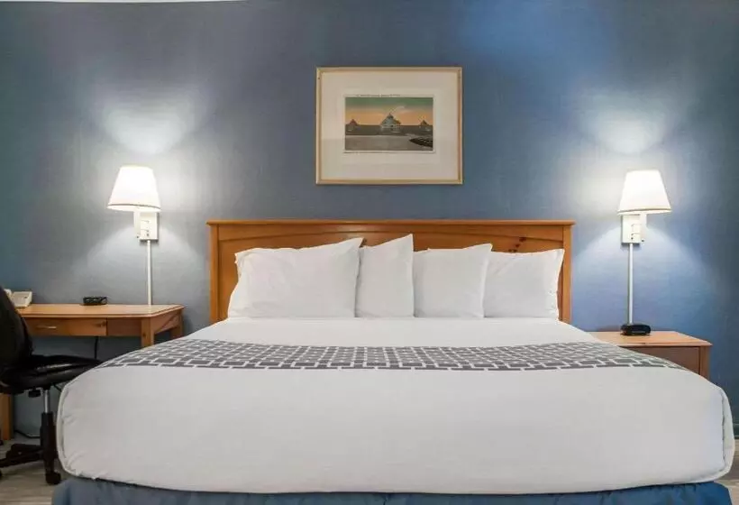 اتاق استاندارد با تخت بزرگ برای معلولان, Econo Lodge South