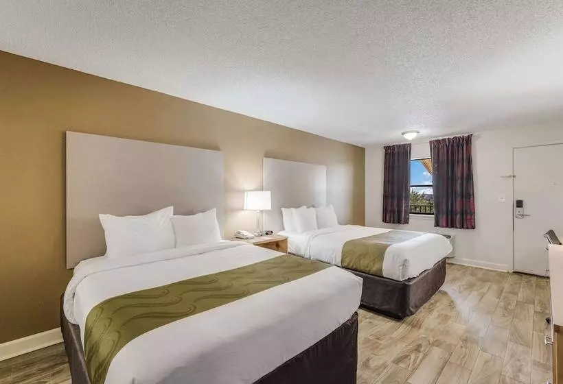 ２ダブルベッドのスタンダードルーム, Quality Inn & Suites Hot Springslake Hamilton
