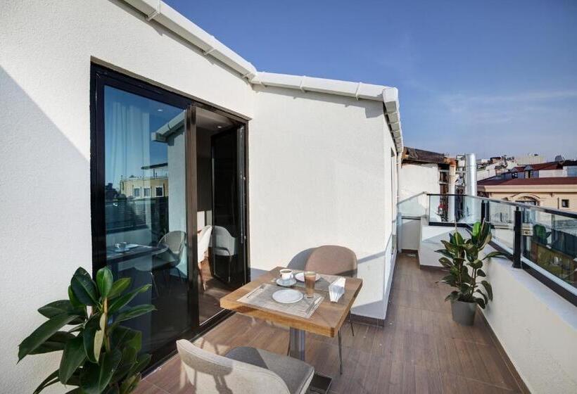 سوییت جونیور با بالکن, Pell Palace Hotel & Spa