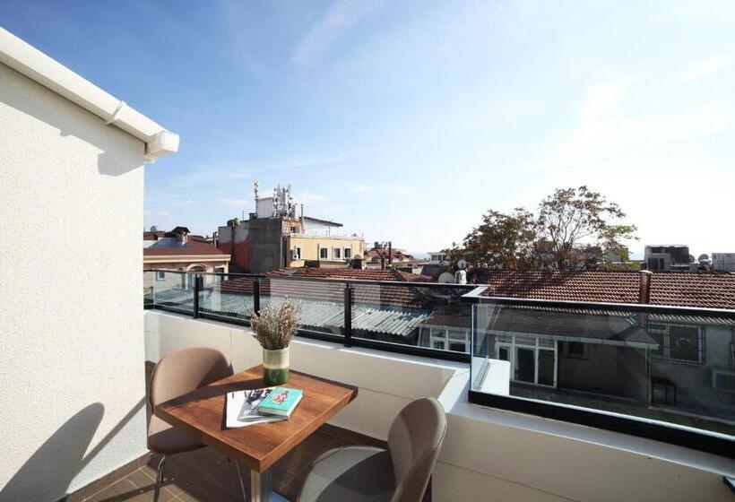 سوییت جونیور با بالکن, Pell Palace Hotel & Spa