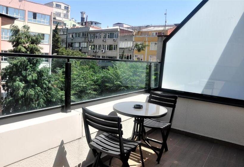 اتاق استاندارد سه تخته با بالکن, Pell Palace Hotel & Spa