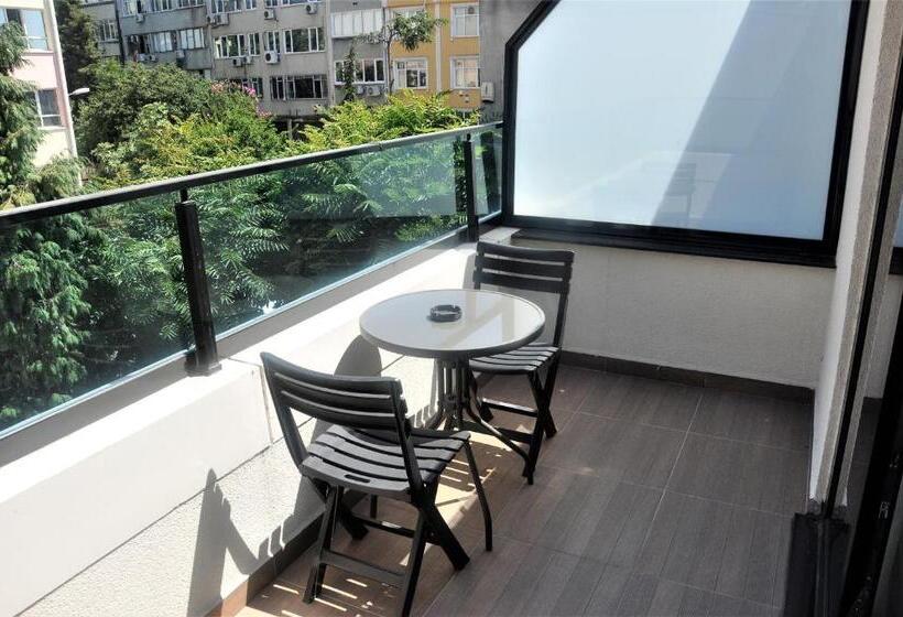 اتاق استاندارد سه تخته با بالکن, Pell Palace Hotel & Spa