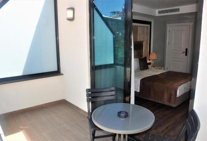 اتاق استاندارد سه تخته با بالکن, Pell Palace Hotel & Spa