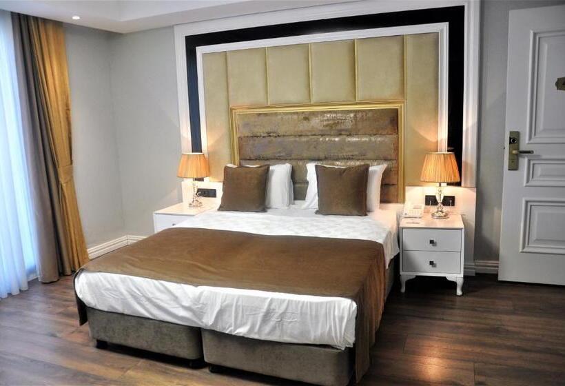 اتاق استاندارد سه تخته با بالکن, Pell Palace Hotel & Spa