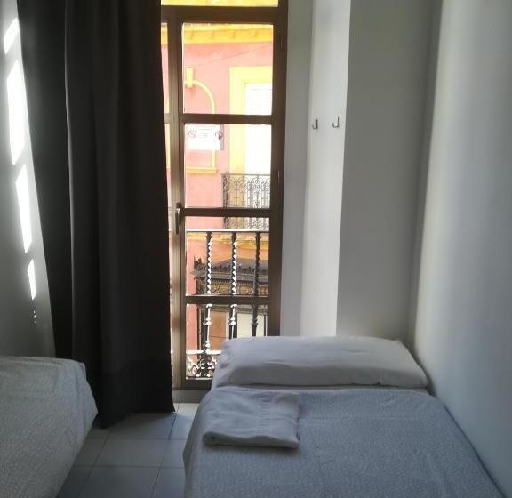 اتاق استاندارد با سرویس بهداشتی مشترک, Hostel Urban Sevilla