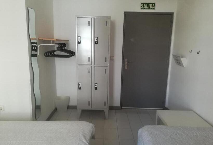 اتاق استاندارد سه تخته با سرویس بهداشتی مشترک, Hostel Urban Sevilla