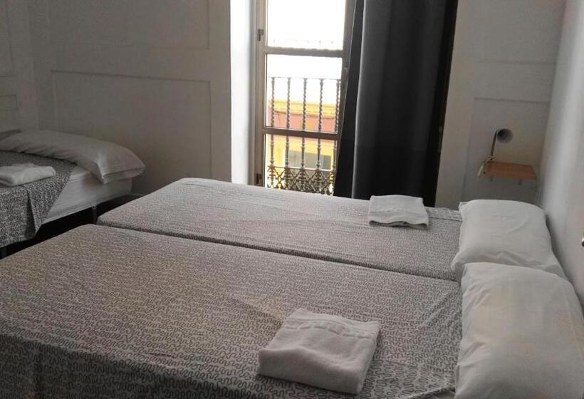 اتاق استاندارد سه تخته با سرویس بهداشتی مشترک, Hostel Urban Sevilla