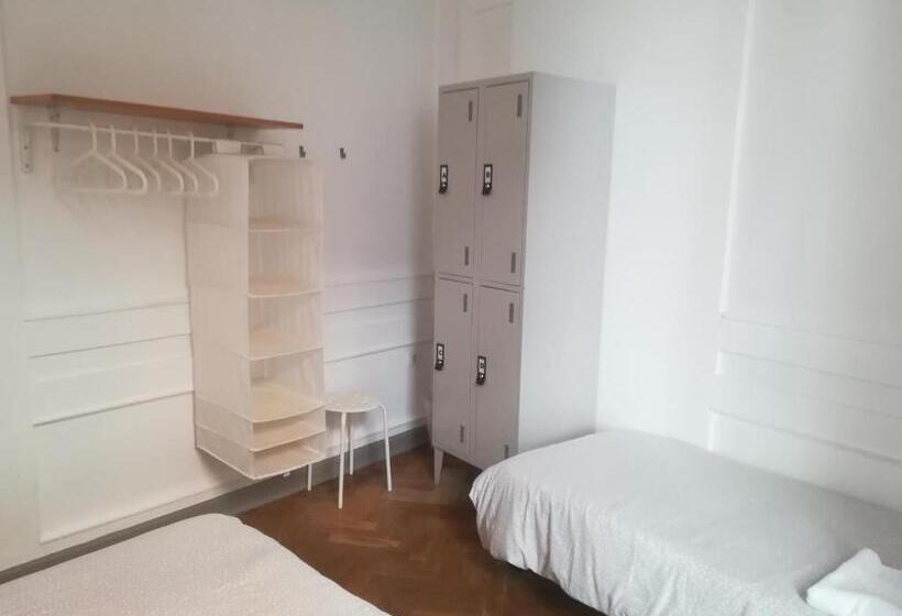 اتاق استاندارد سه تخته با سرویس بهداشتی مشترک, Hostel Urban Sevilla