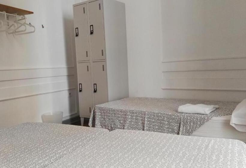 اتاق استاندارد سه تخته با سرویس بهداشتی مشترک, Hostel Urban Sevilla