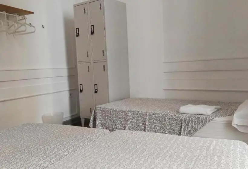 Standard Kolmen Hengen Huone Jaettu kylpyhuone, Hostel Urban Sevilla