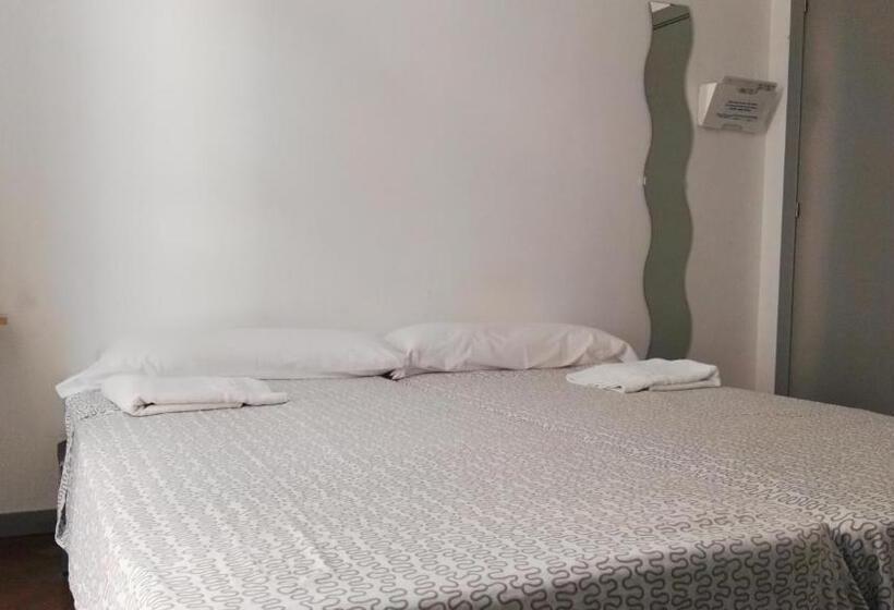 اتاق استاندارد سه تخته با سرویس بهداشتی مشترک, Hostel Urban Sevilla