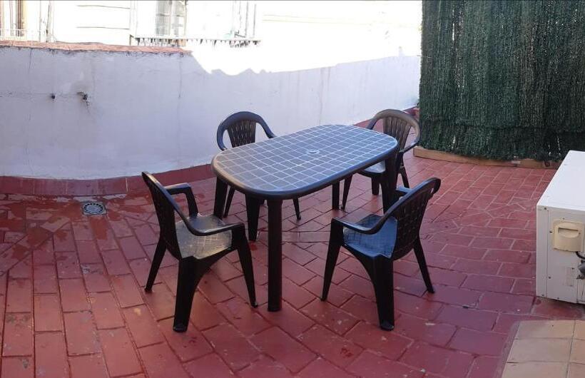 استودیوی استاندارد, Hostel Urban Sevilla