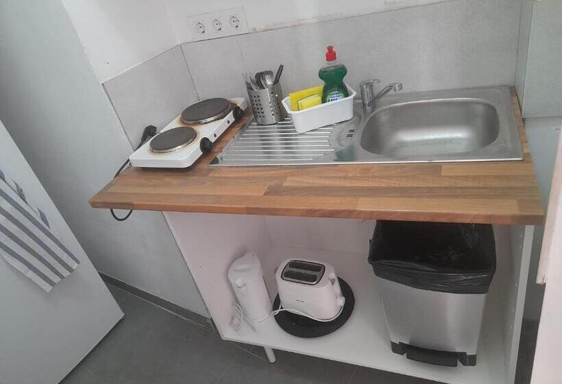 استودیوی استاندارد, Hostel Urban Sevilla