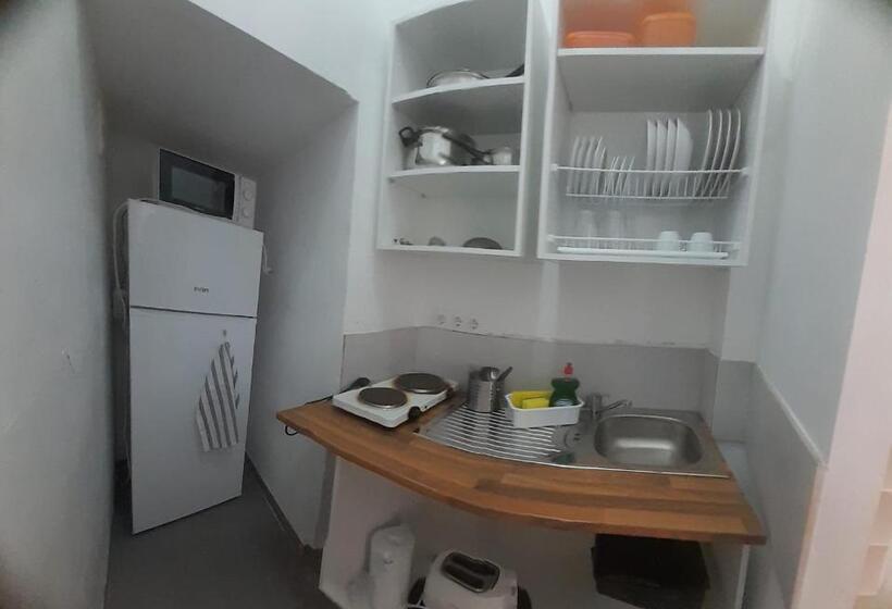 استودیوی استاندارد, Hostel Urban Sevilla