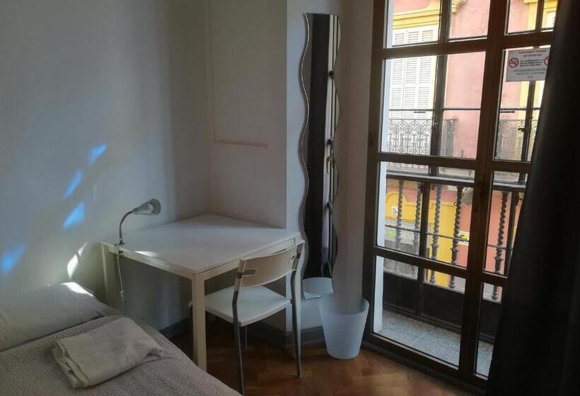 اتاق استاندارد یک تخته با سرویس بهداشتی مشترک, Hostel Urban Sevilla