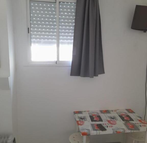 استودیوی استاندارد, Hostel Urban Sevilla