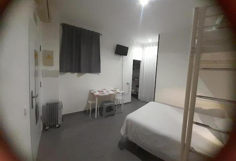 استودیوی استاندارد, Hostel Urban Sevilla