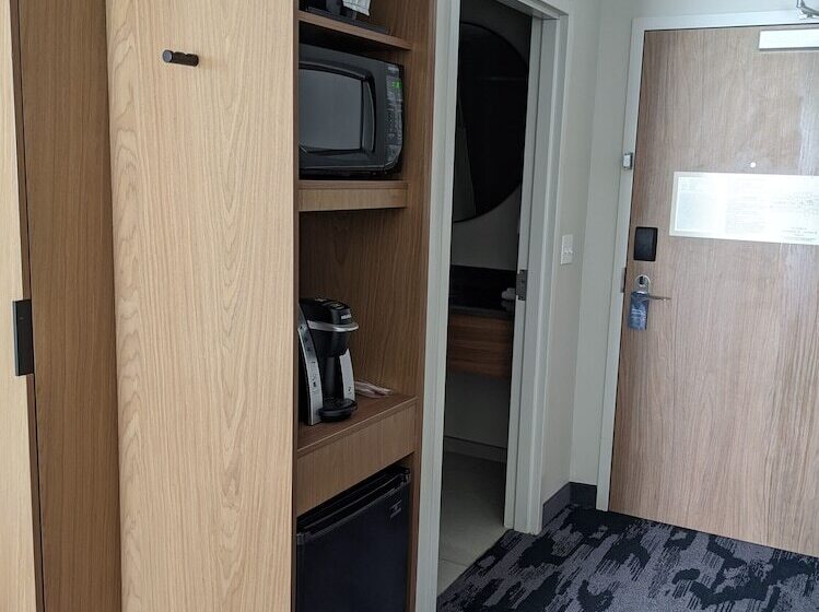 جناح, Fairfield Inn & Suites Lincoln Crete