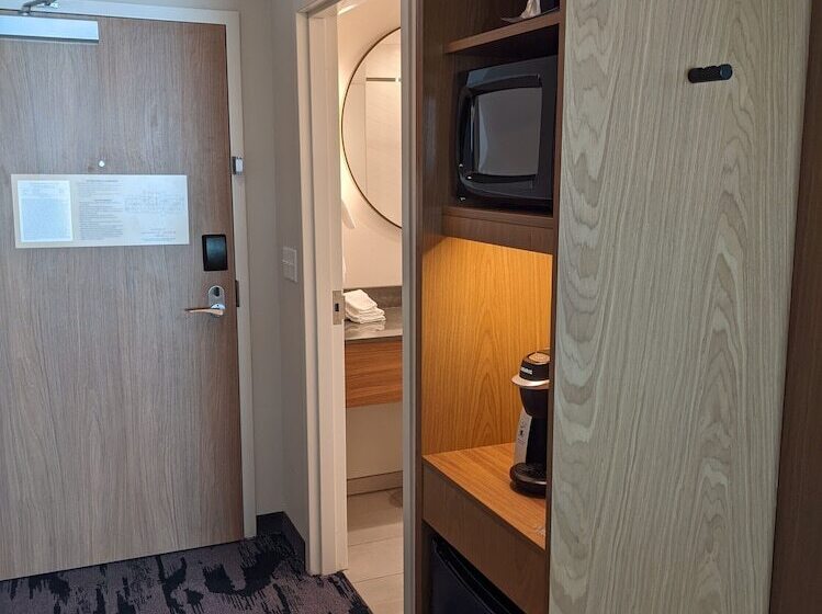 جناح, Fairfield Inn & Suites Lincoln Crete