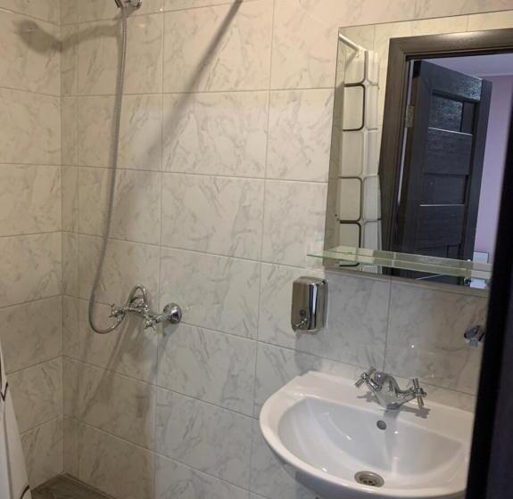 اتاق خانوادگی, Guest House Max
