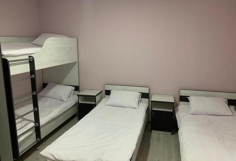 חדר משפחתי, Guest House Max