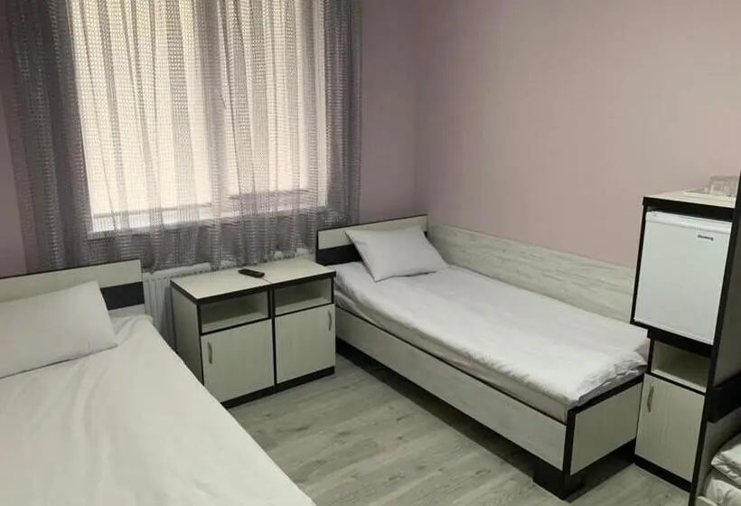 Quarto Quádruplo Estandar, Guest House Max
