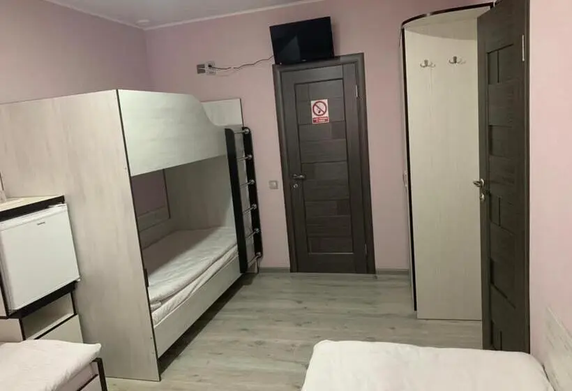 Quarto Quádruplo Estandar, Guest House Max