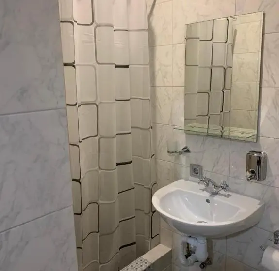 Quarto Quádruplo Estandar, Guest House Max