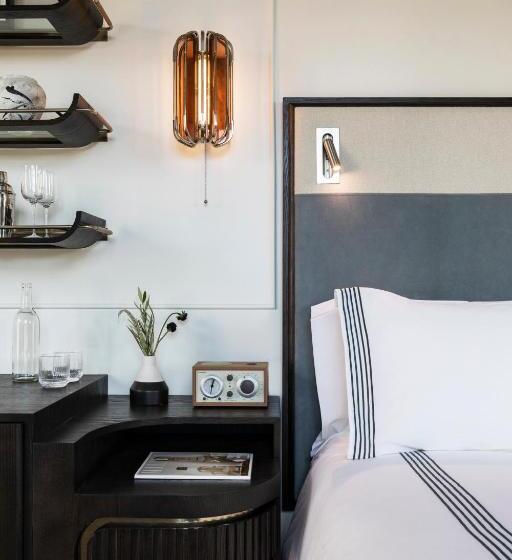 Deluxe Room King Size Bed