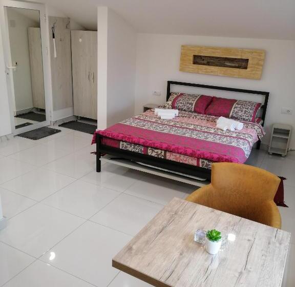 اتاق لوکس سه تخته, Vila Violeta