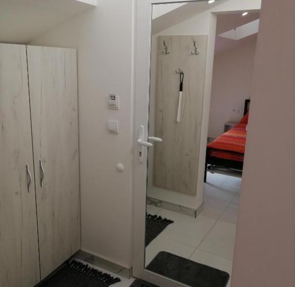 اتاق لوکس, Vila Violeta