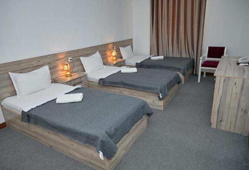 חדר דלוקס לשלושה, Muqaddas