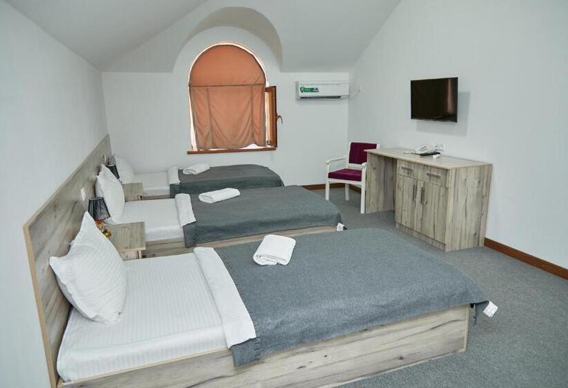 غرفة ديلوكس ثلاثية, Muqaddas