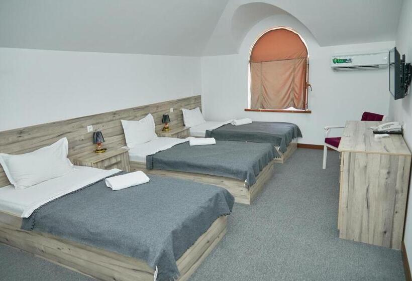 غرفة ديلوكس ثلاثية, Muqaddas