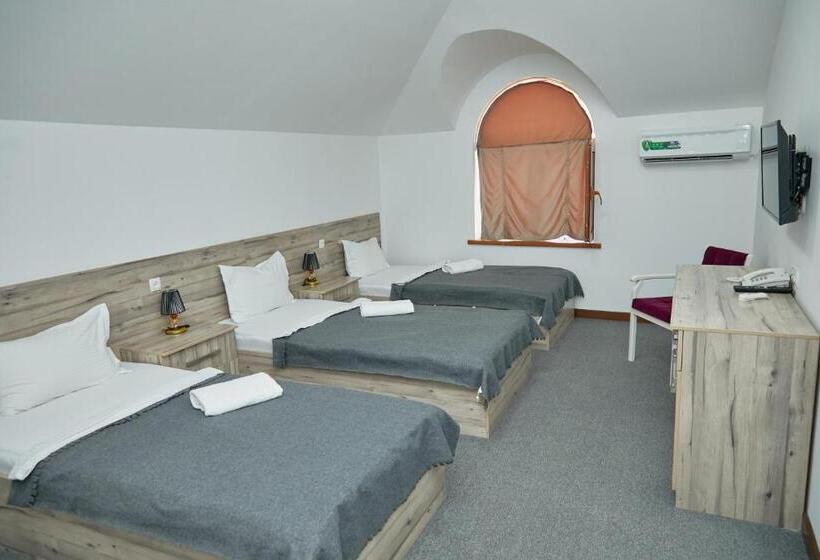 חדר דלוקס לשלושה, Muqaddas