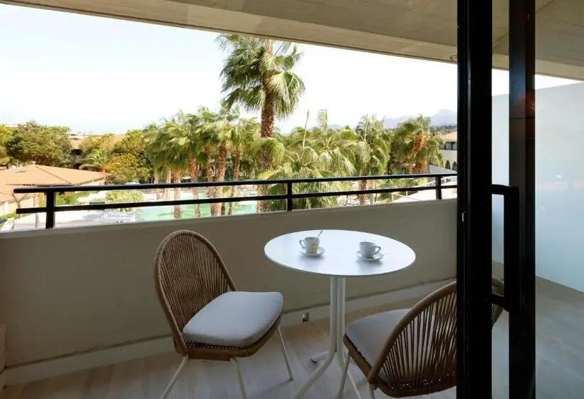 اتاق لوکس با چشم‌انداز استخر, The Signature Level at Grand Palladium Sicilia Resort & Spa
