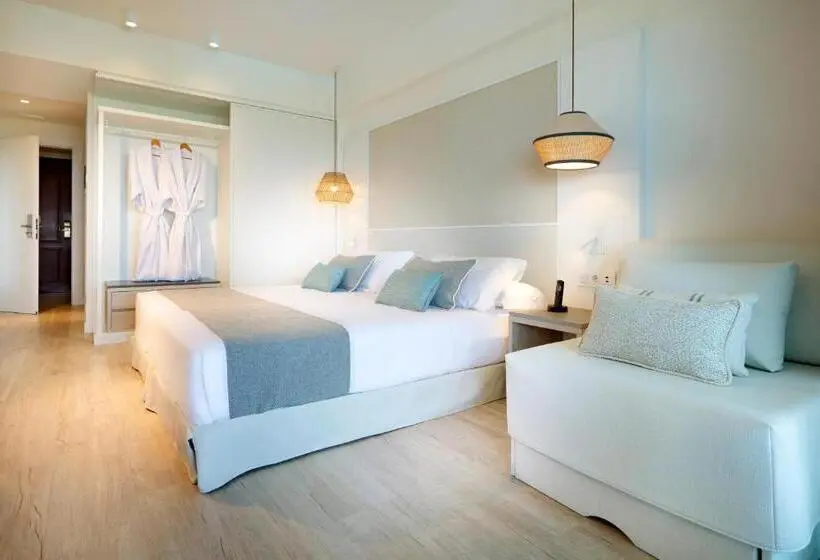 اتاق لوکس با چشم‌انداز استخر, The Signature Level at Grand Palladium Sicilia Resort & Spa