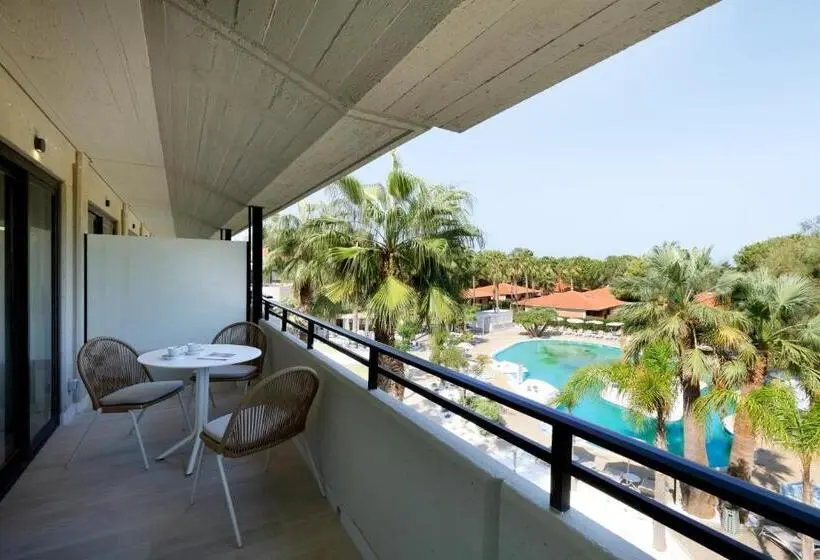 اتاق لوکس با چشم‌انداز استخر, The Signature Level at Grand Palladium Sicilia Resort & Spa