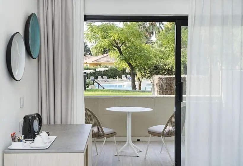 اتاق لوکس با چشم‌انداز استخر, The Signature Level at Grand Palladium Sicilia Resort & Spa