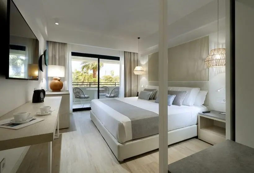 اتاق لوکس با چشم‌انداز استخر, The Signature Level at Grand Palladium Sicilia Resort & Spa