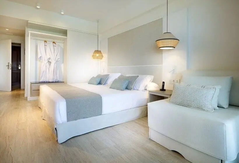 اتاق لوکس با چشم‌انداز استخر, The Signature Level at Grand Palladium Sicilia Resort & Spa
