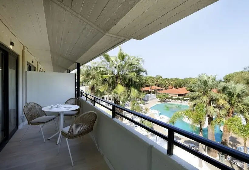 اتاق لوکس با چشم‌انداز استخر, The Signature Level at Grand Palladium Sicilia Resort & Spa