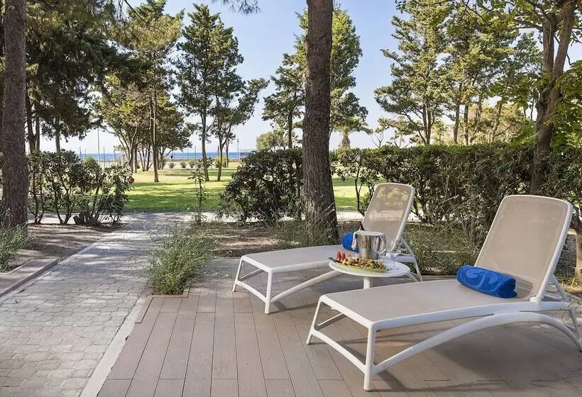 بانگلوی لوکس, The Signature Level at Grand Palladium Sicilia Resort & Spa