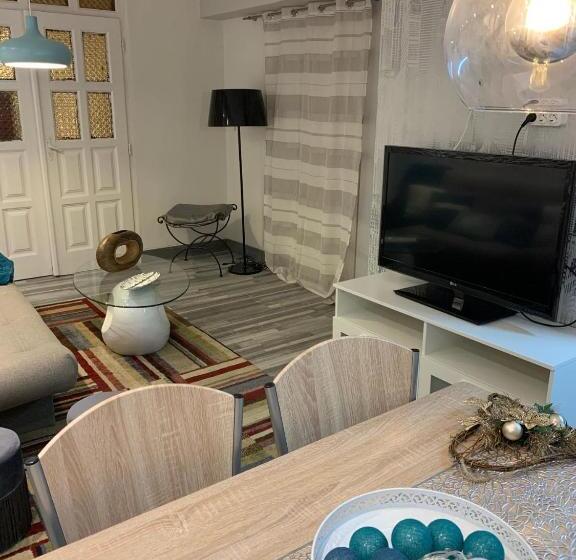 آپارتمان لوکس 1 خوابه, Airport16 Bed And Breakfast