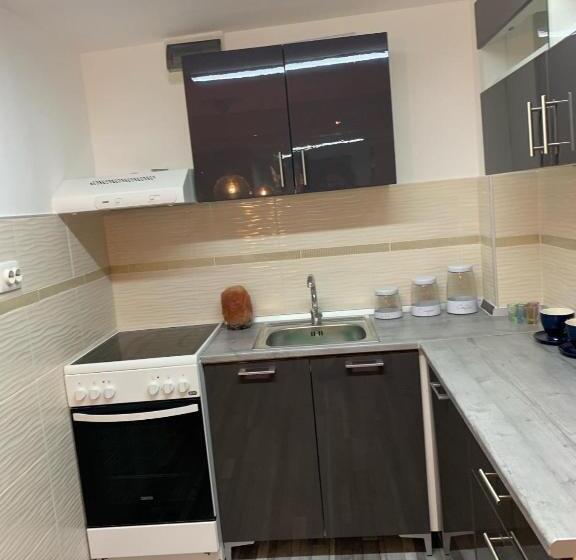 آپارتمان لوکس 1 خوابه, Airport16 Bed And Breakfast