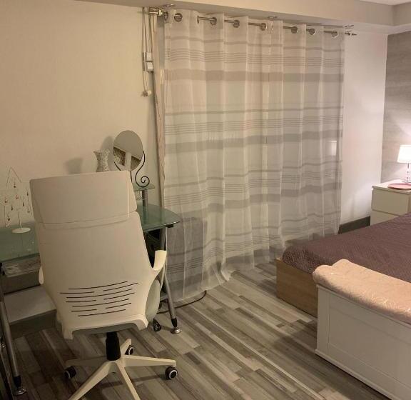 آپارتمان لوکس 1 خوابه, Airport16 Bed And Breakfast