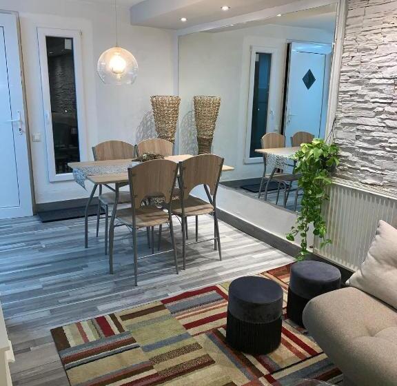 آپارتمان لوکس 1 خوابه, Airport16 Bed And Breakfast