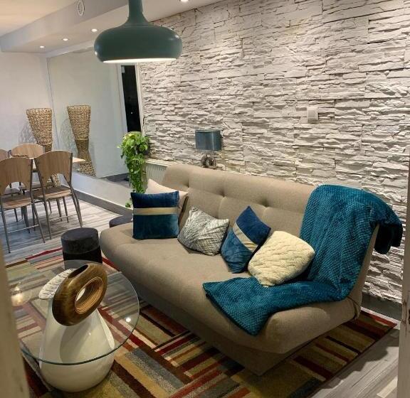 آپارتمان لوکس 1 خوابه, Airport16 Bed And Breakfast